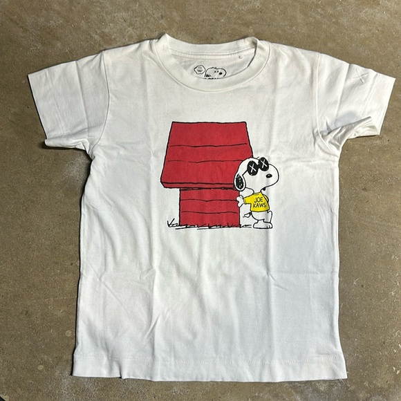 UNIQLO x KAWS x Peanuts “Snoopy Joe Kaws” Tee Youth 5-6 PreOwned - Picture 1 of 4